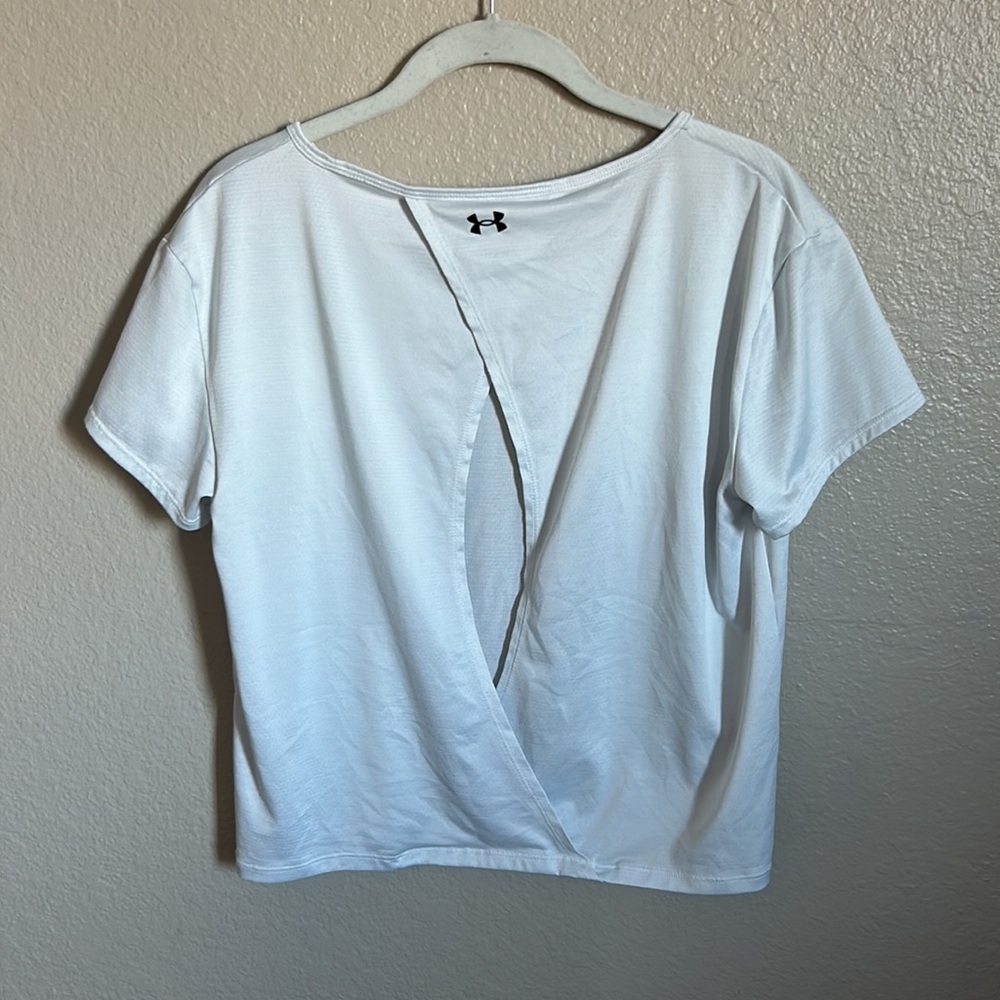 Under armour light weight workout shirt - Picture 2 of 3